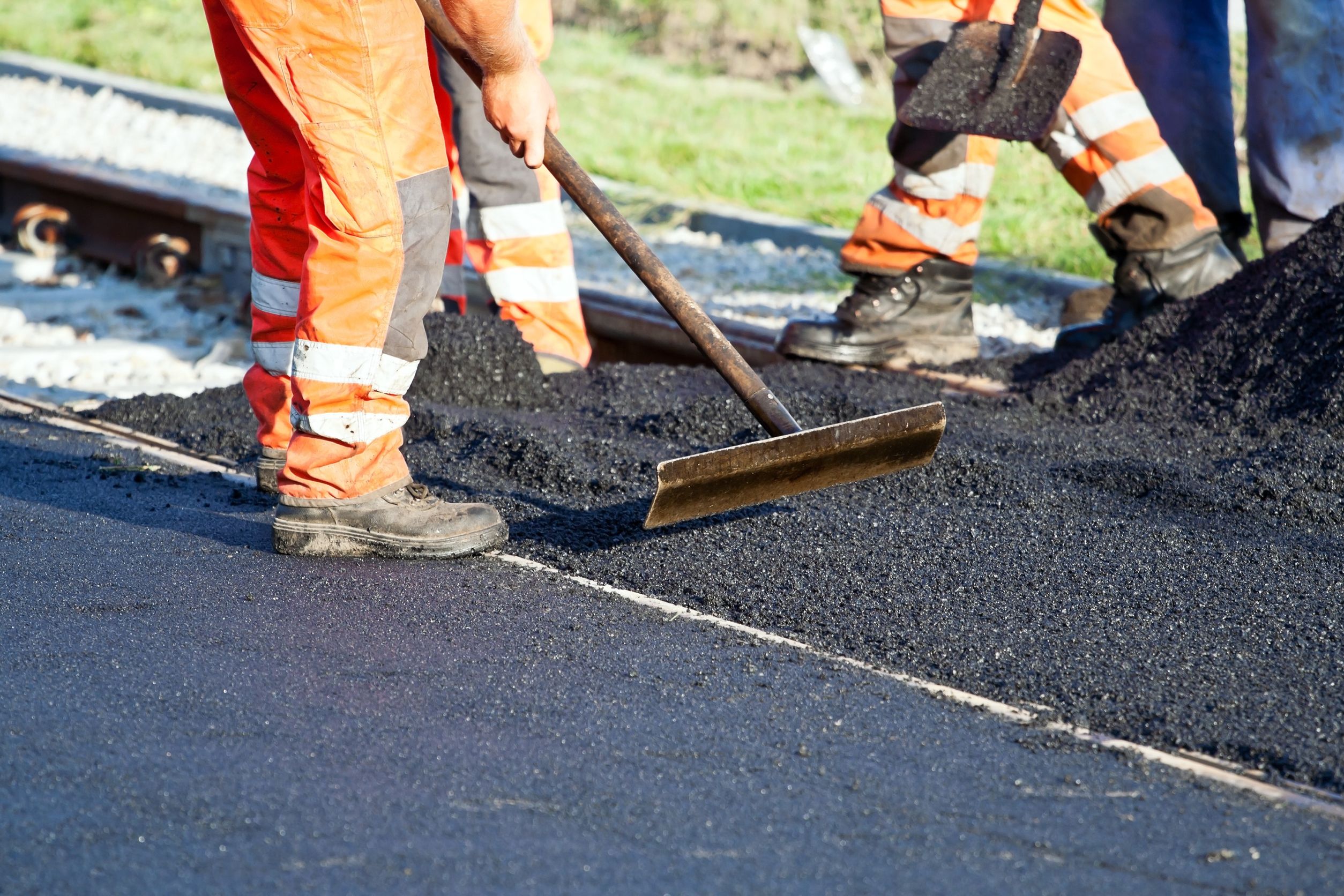 How Concrete Landscape Edging in Oconomowoc, WI, Creates Timeless Elegance